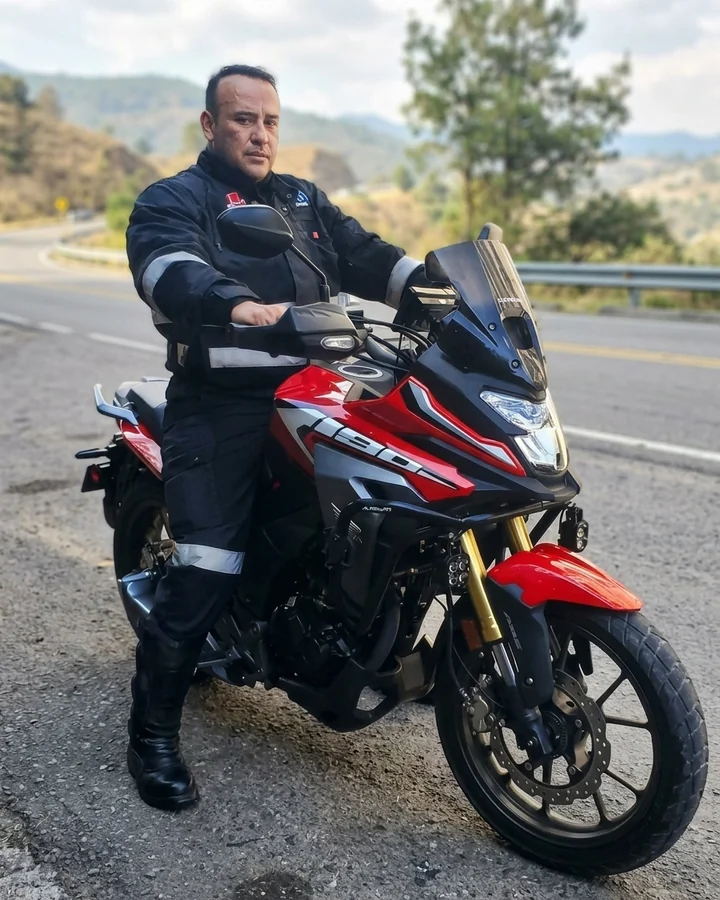 Integrante de GRM Comando Integral junto a su moto en Girardot